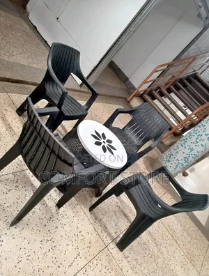 Black 4 Seat Dinning Set With Plastic Chairs and Table