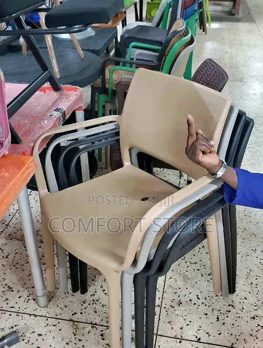 Black 4 Seat Dinning Set With Plastic Chairs and Table