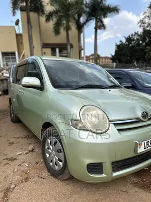 Toyota Sienta 2008 Green