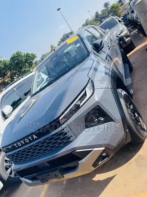 New Toyota Hilux 2025 Gray