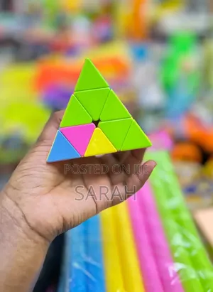 A Stickerless, Multicolor Pyraminx Pyramid Puzzle