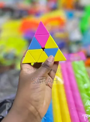 A Stickerless, Multicolor Pyraminx Pyramid Puzzle