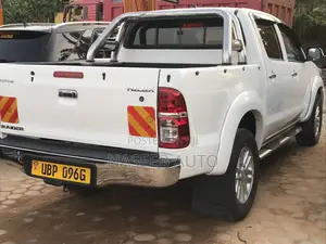 Toyota Hilux 2010 White