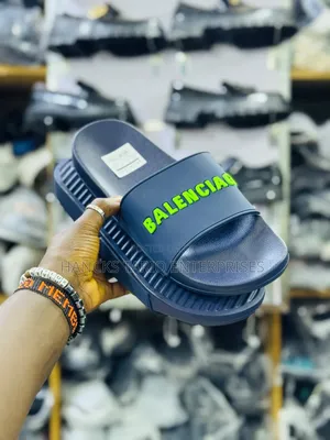 Chunky Designer-Inspired Statement Slides