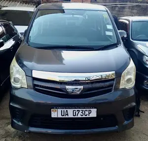 Toyota Noah 2.0 143hp FWD (7 Seater) 2010 Gray