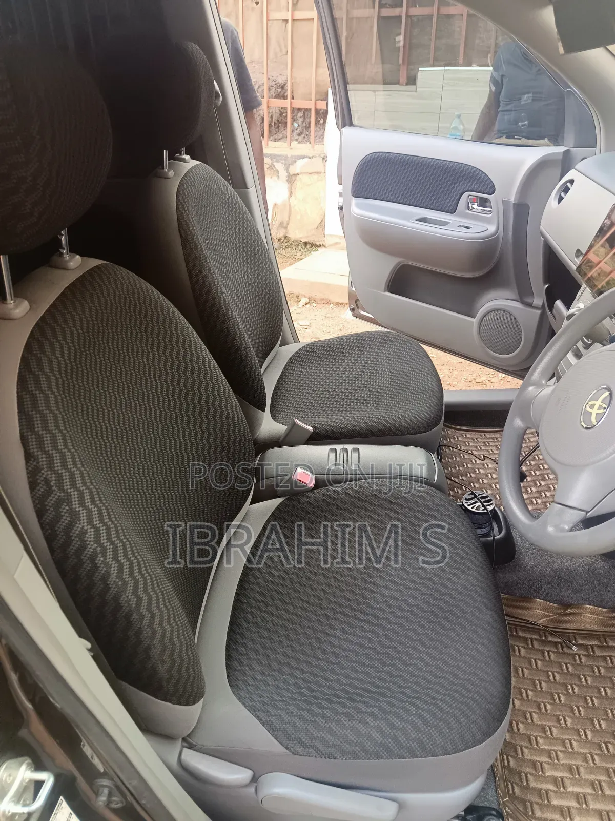 Toyota Sienta 2011 Gray