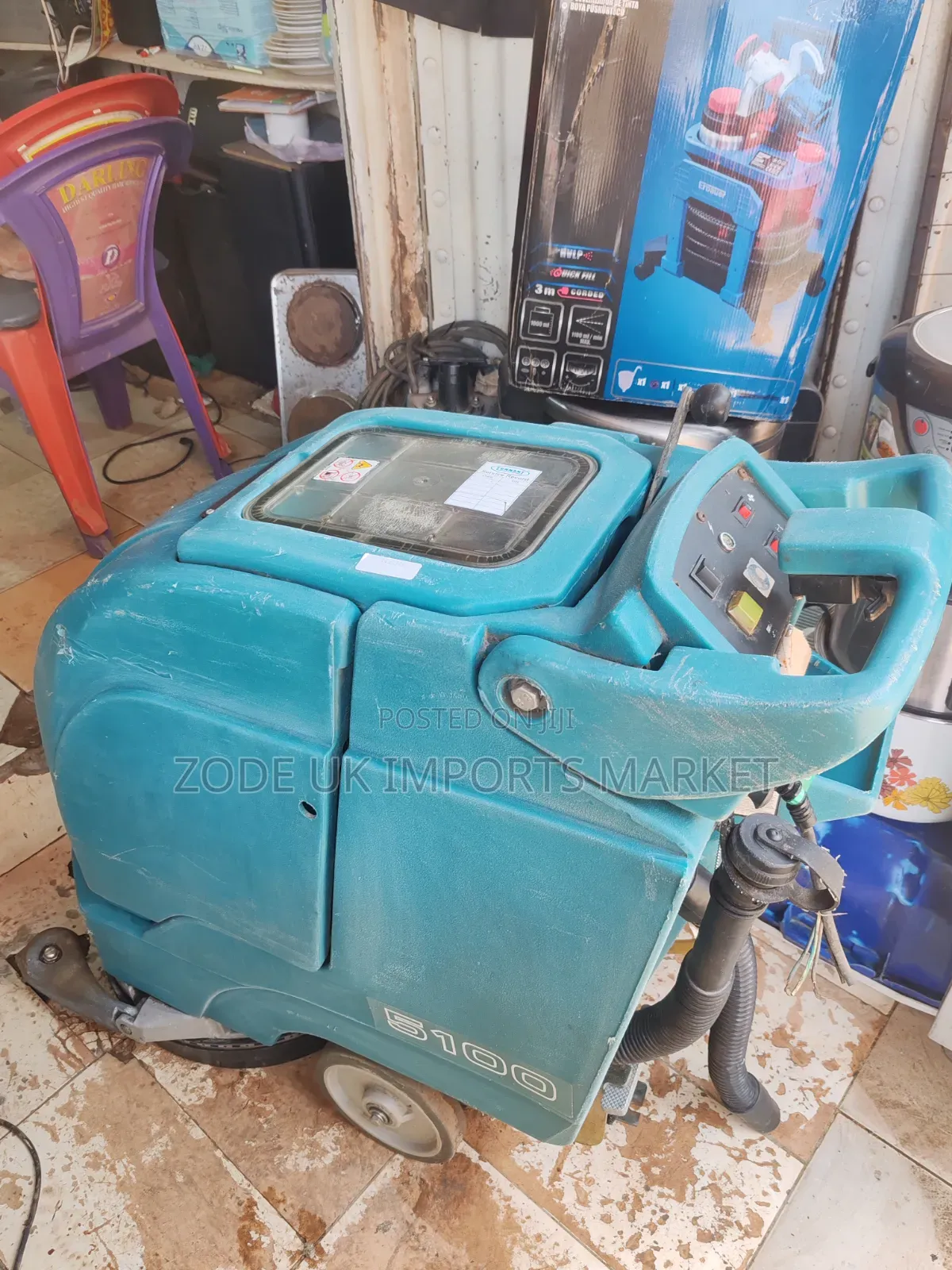 Tennant Floor Scrubber With Dry and Wet Vacuum Cleaner