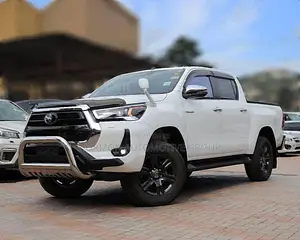 Toyota Hilux 2021 White