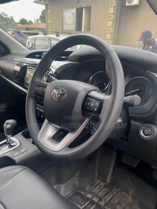 Toyota Hilux 2021 White
