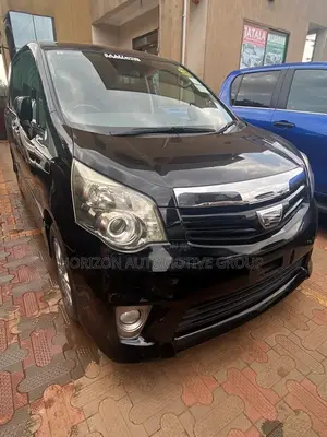 Toyota Noah 2.0 143hp FWD (7 Seater) 2011 Black