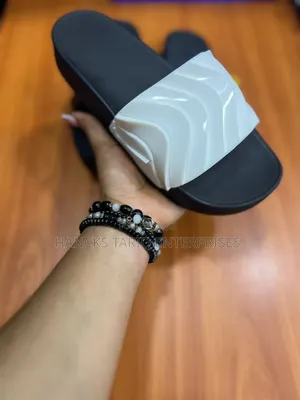 Modern Wave-Design Casual Slides