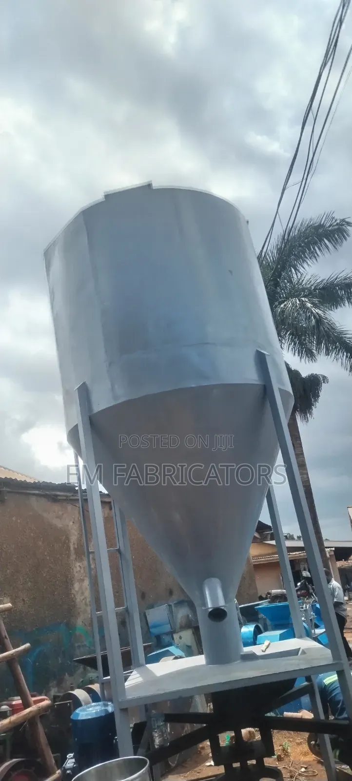 4-Tonne Multi-Purpose Vertical Industrial Mixer. Adhesive Feeds.