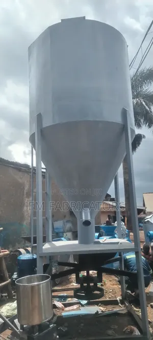 4-Tonne Multi-Purpose Vertical Industrial Mixer. Adhesive Feeds.