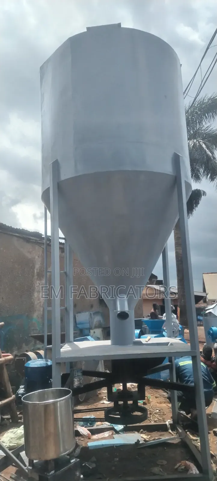 4-Tonne Multi-Purpose Vertical Industrial Mixer. Adhesive Feeds.