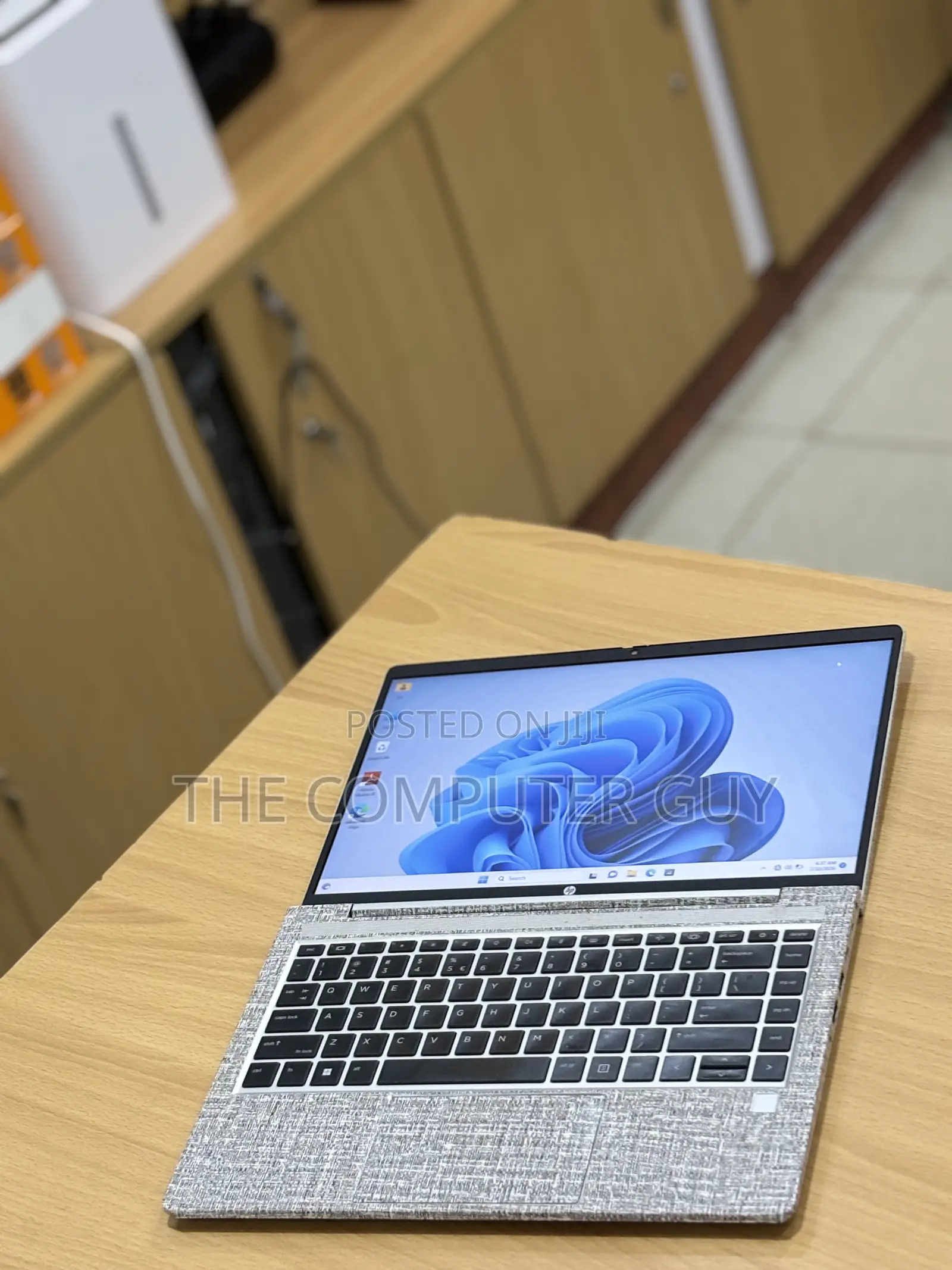 New Laptop HP ProBook 440 G10 8GB Intel Core i7 SSD 512GB