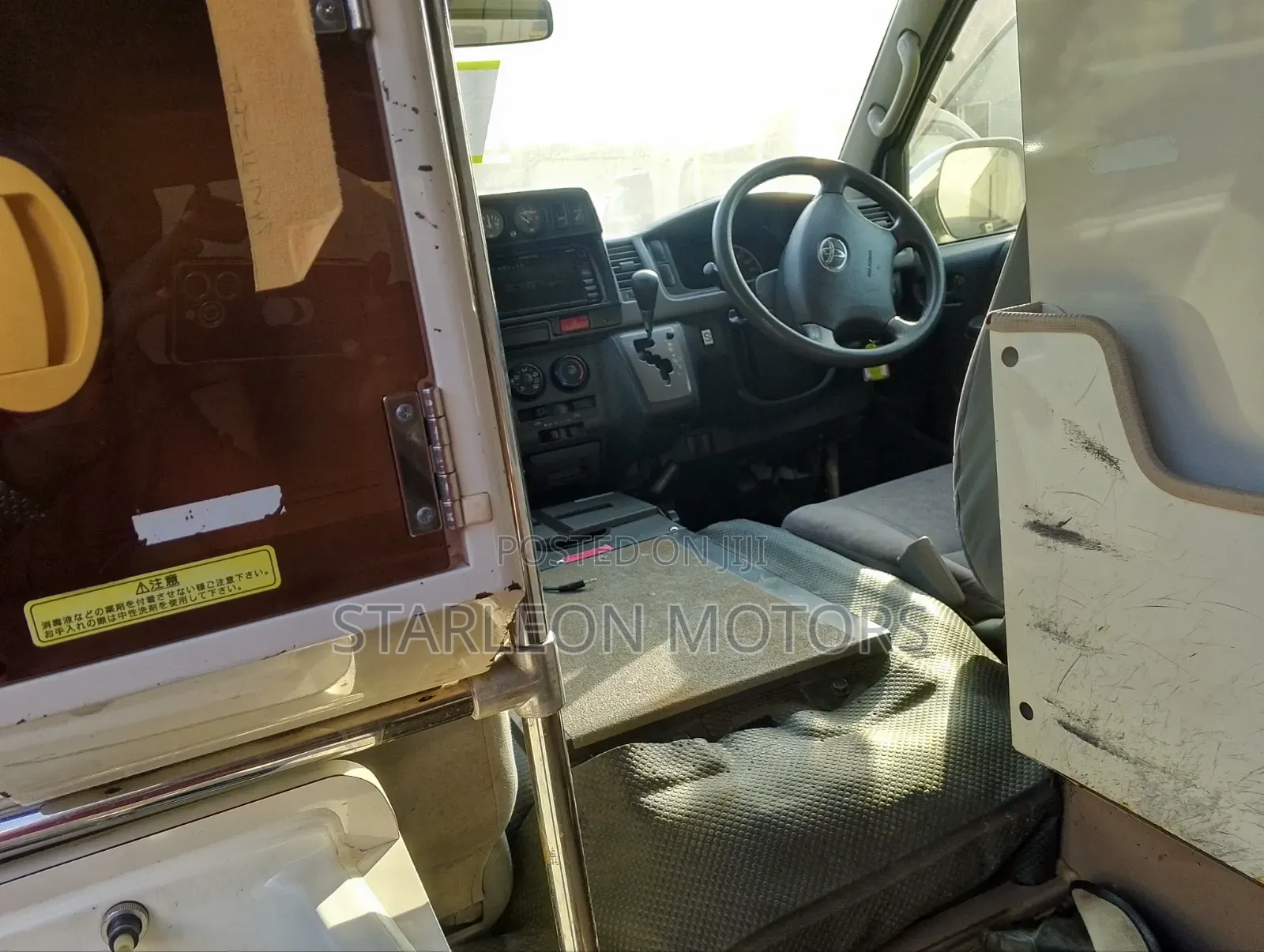 Toyota HiAce 2013 White