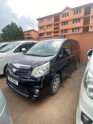 Toyota Noah 2.0 143hp AWD (8 Seater) 2012 Black