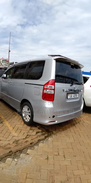 Toyota Noah 2012 Silver