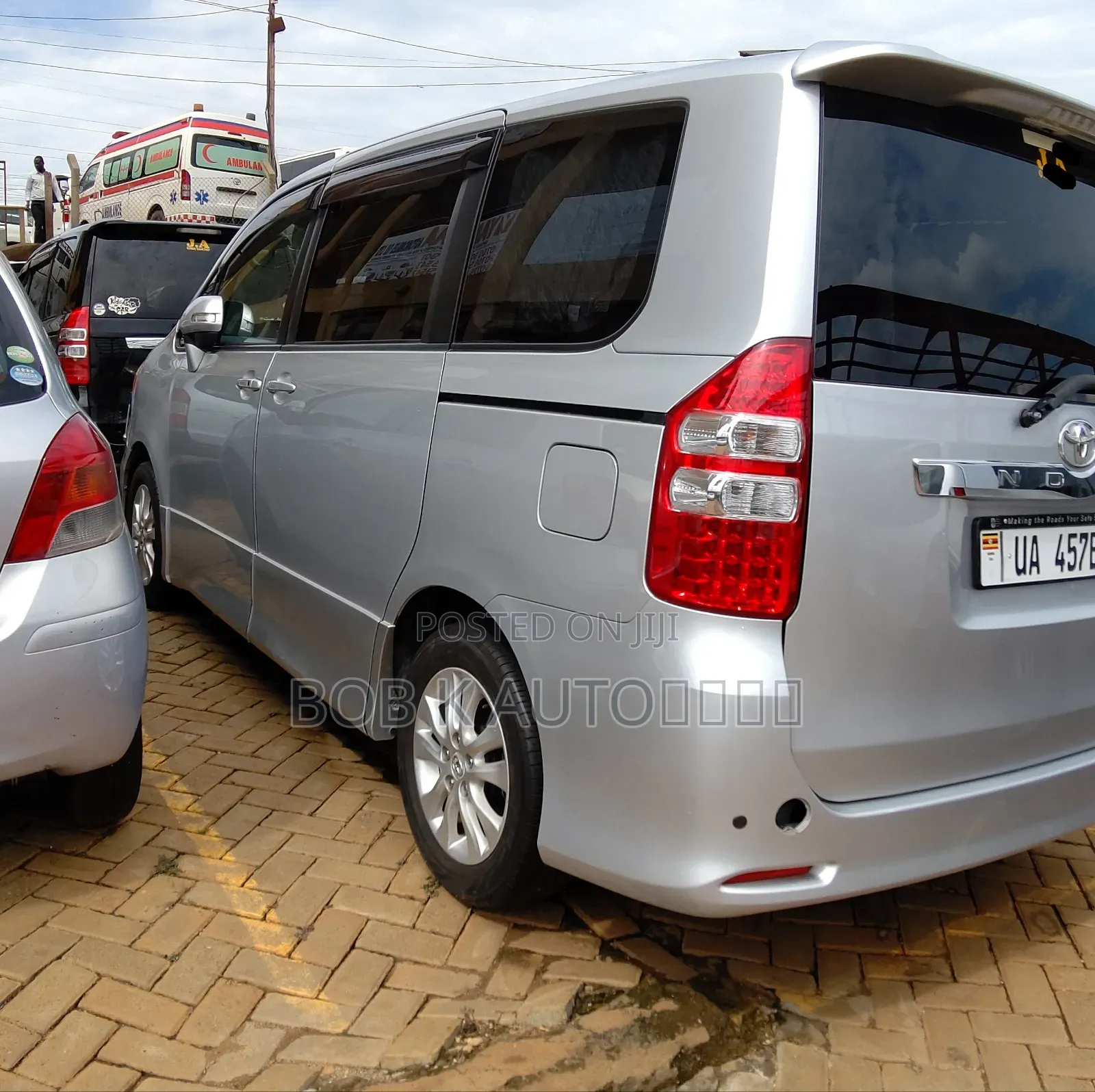 Toyota Noah 2012 Silver