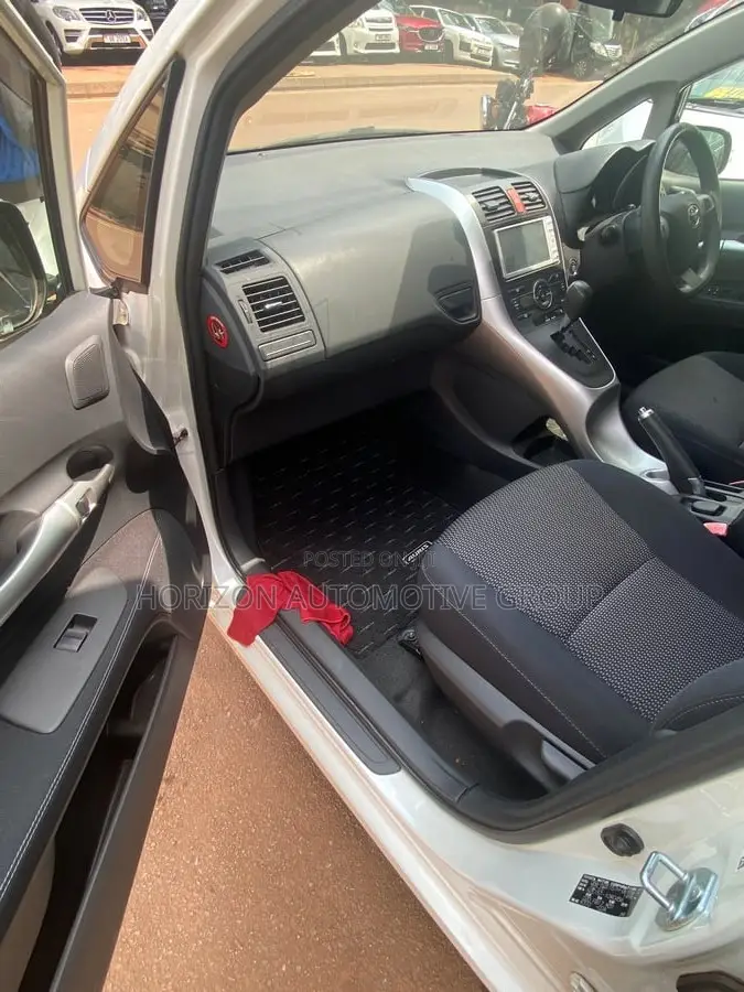 Toyota Auris 2011 White