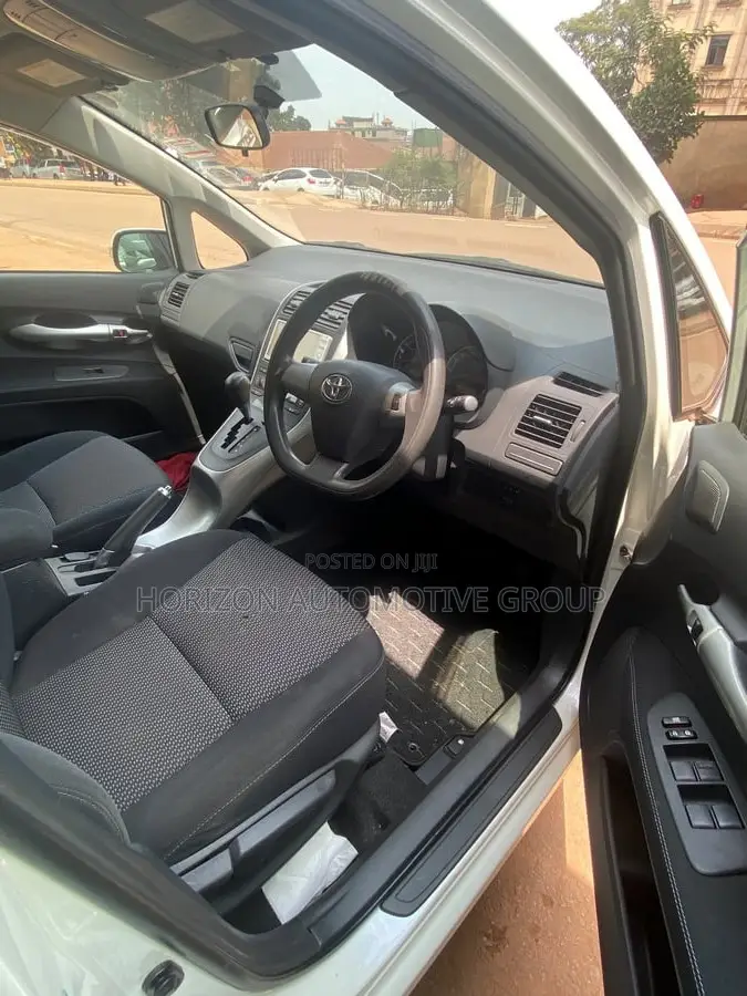 Toyota Auris 2011 White