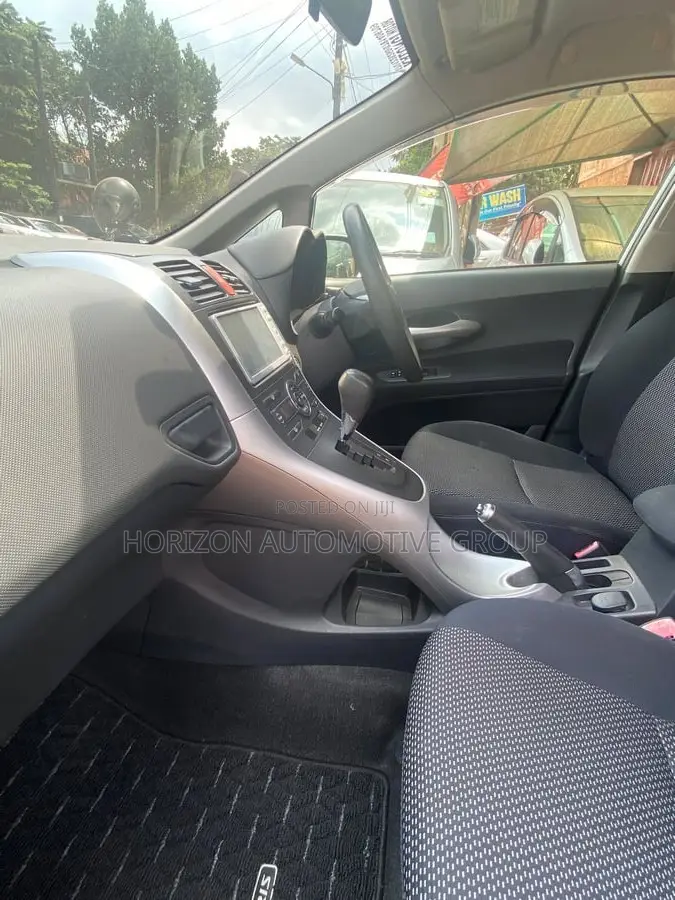 Toyota Auris 2011 White