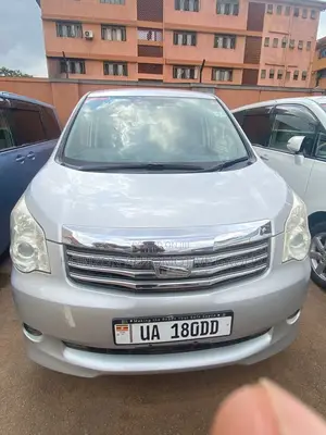 Toyota Noah 2.0 143hp AWD (8 Seater) 2012 Silver