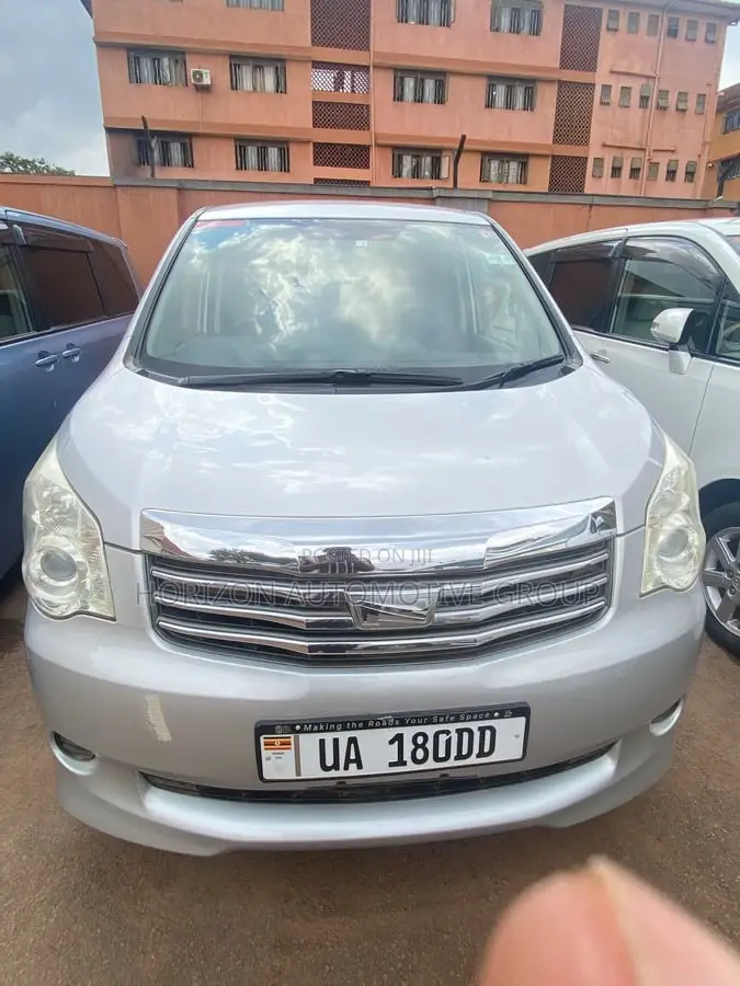 Toyota Noah 2.0 143hp AWD (8 Seater) 2012 Silver