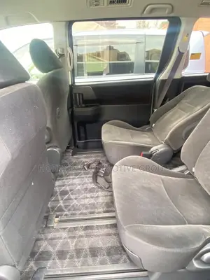 Toyota Noah 2.0 143hp AWD (8 Seater) 2012 Silver