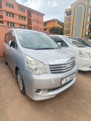 Toyota Noah 2.0 143hp AWD (8 Seater) 2012 Silver