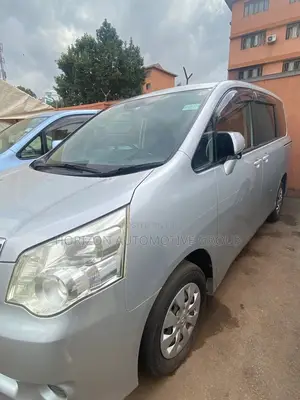 Toyota Noah 2.0 143hp AWD (8 Seater) 2012 Silver