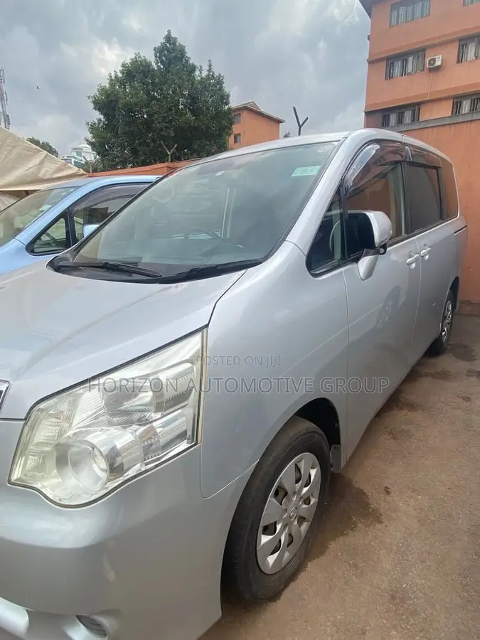 Toyota Noah 2.0 143hp AWD (8 Seater) 2012 Silver