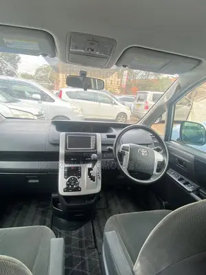Toyota Noah 2.0 143hp AWD (8 Seater) 2012 Silver