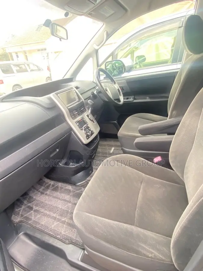 Toyota Noah 2.0 143hp AWD (8 Seater) 2012 Silver