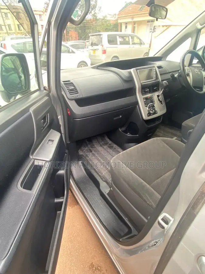 Toyota Noah 2.0 143hp AWD (8 Seater) 2012 Silver