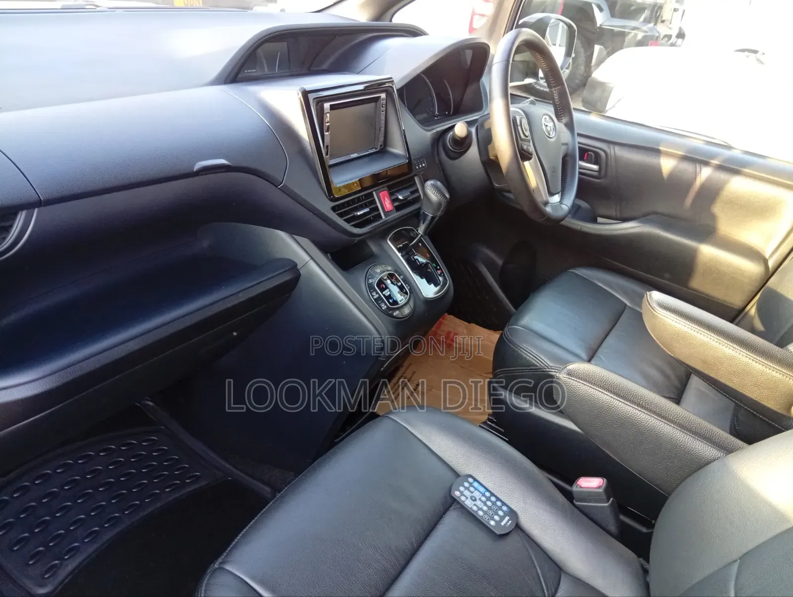 Toyota Noah 2.0 AWD (8 Seater) 2014 Maroon