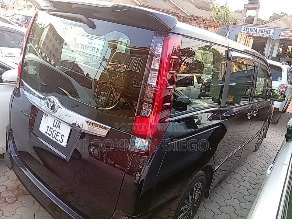Toyota Noah 2.0 AWD (8 Seater) 2014 Maroon