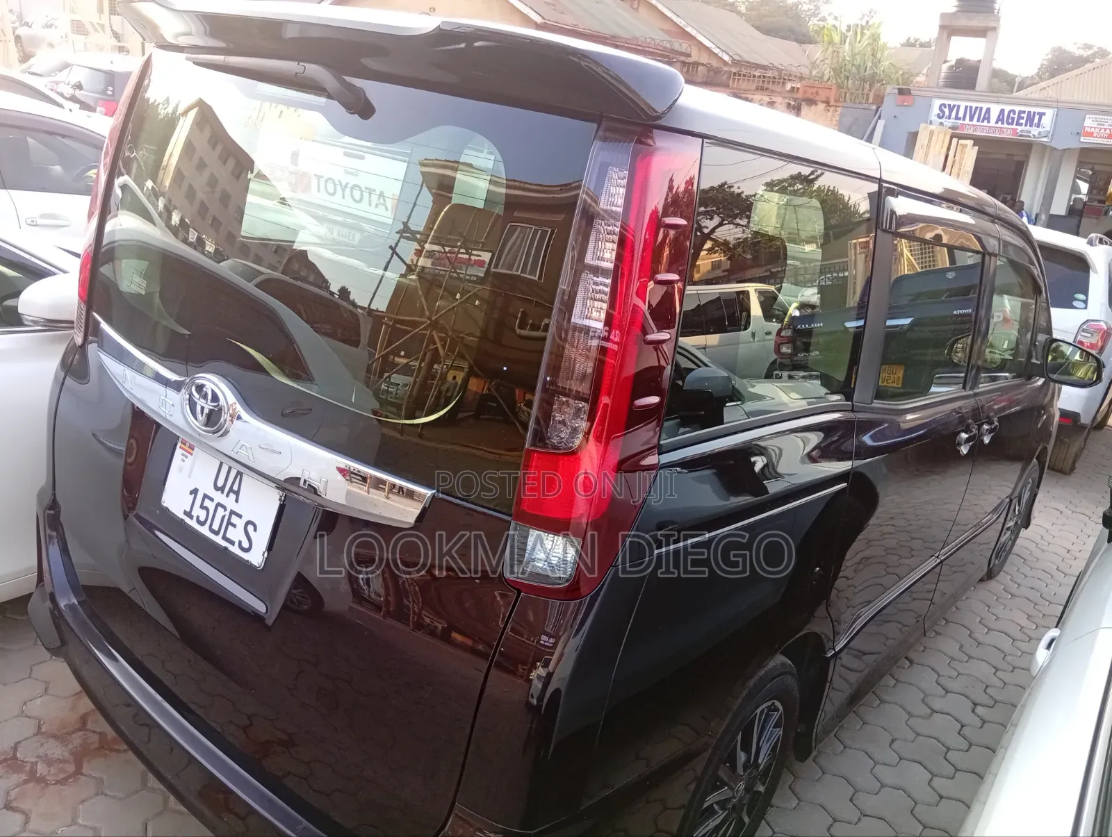 Toyota Noah 2.0 AWD (8 Seater) 2014 Maroon