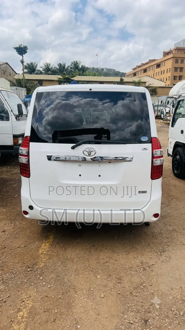 Toyota Noah 2013 White