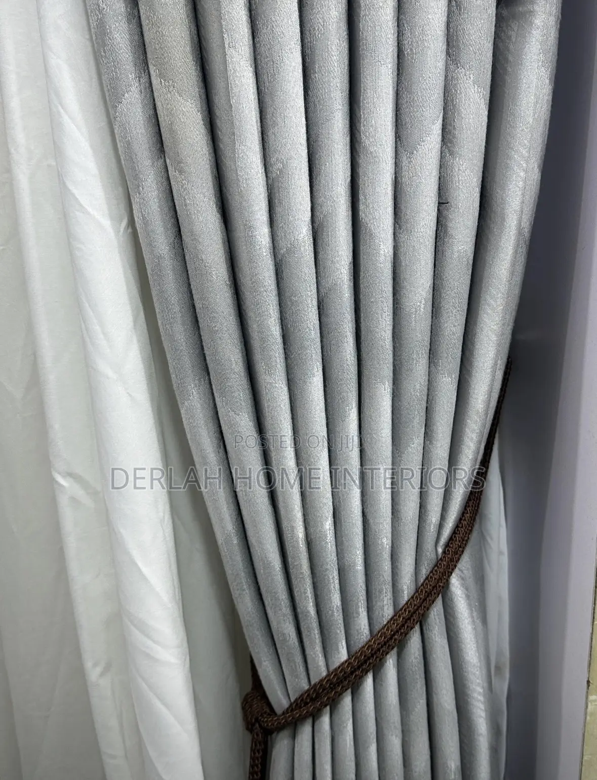 Grey/Curtain