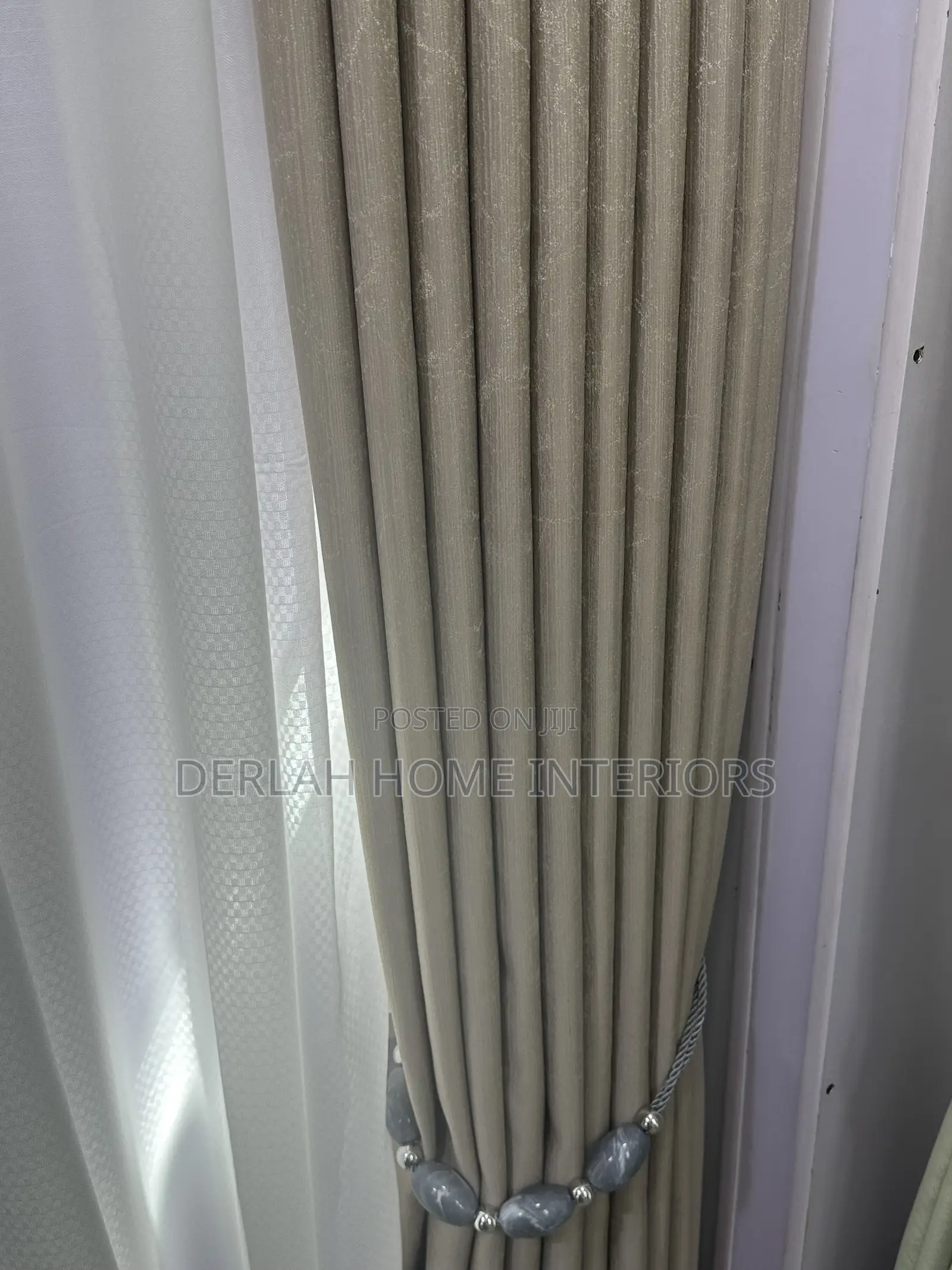 Grey/Curtain