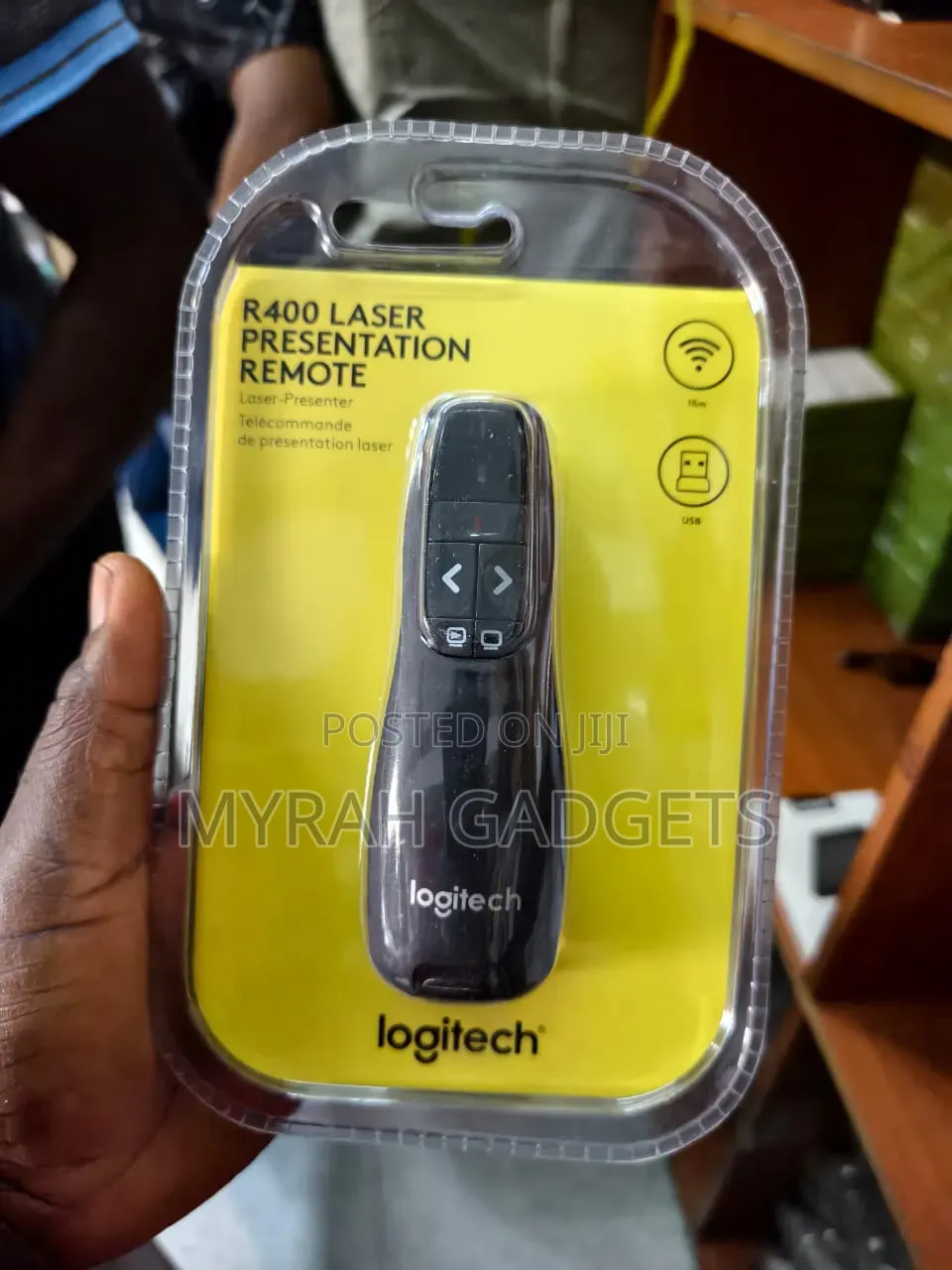 R400 Wireless Presenter With a Red Laser Pointer.