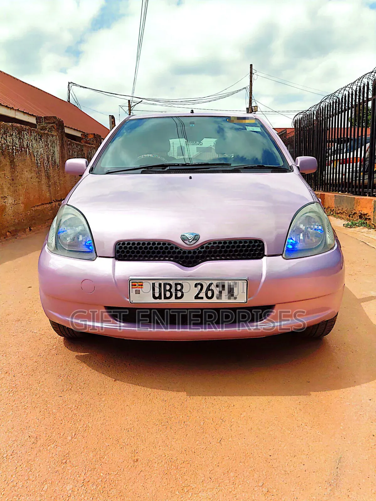 Toyota Vitz 2000 Pink
