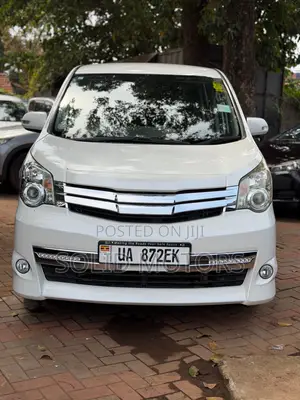 Toyota Noah 2.0 143hp AWD (8 Seater) 2012 White
