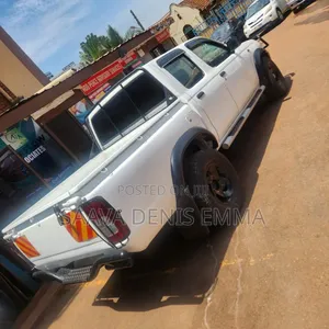 Nissan Hardbody 2010 White