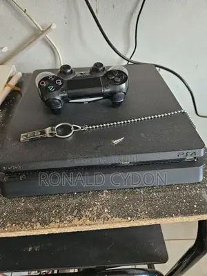 Play Station 4 Slim