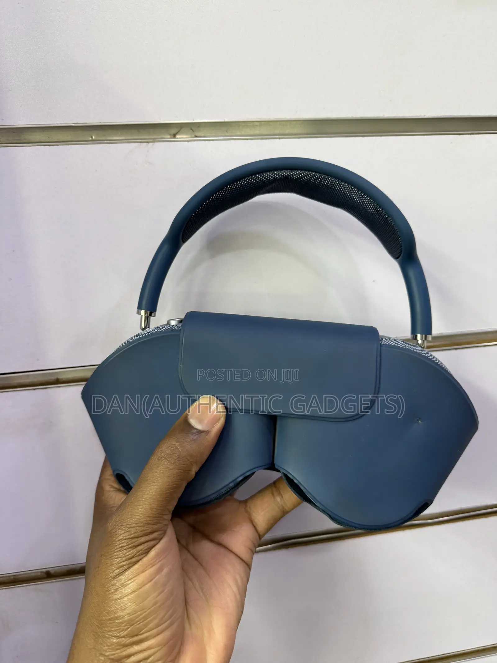 Usa  Model Airpods Max Blue in Very Good Condition