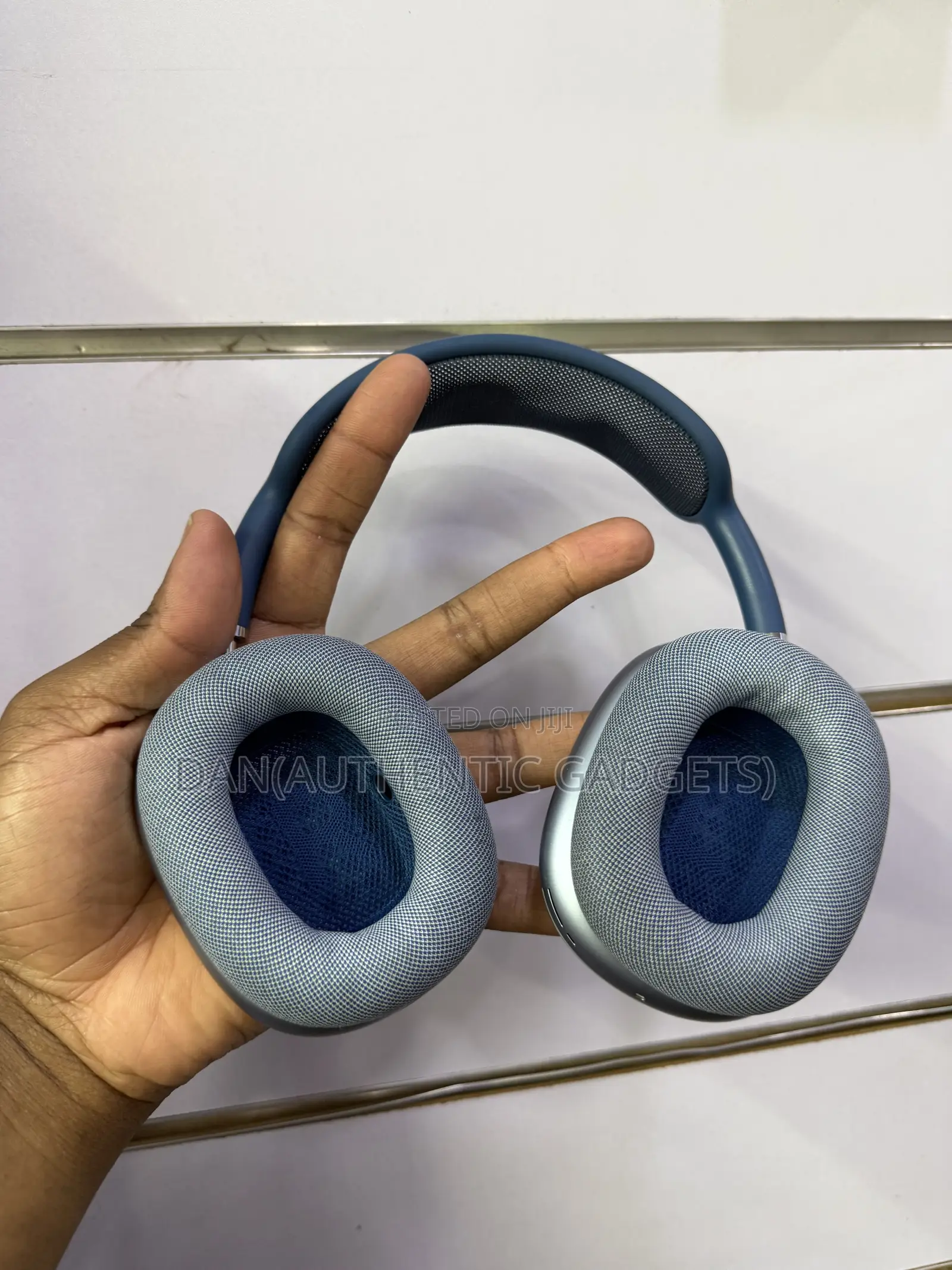 Usa  Model Airpods Max Blue in Very Good Condition
