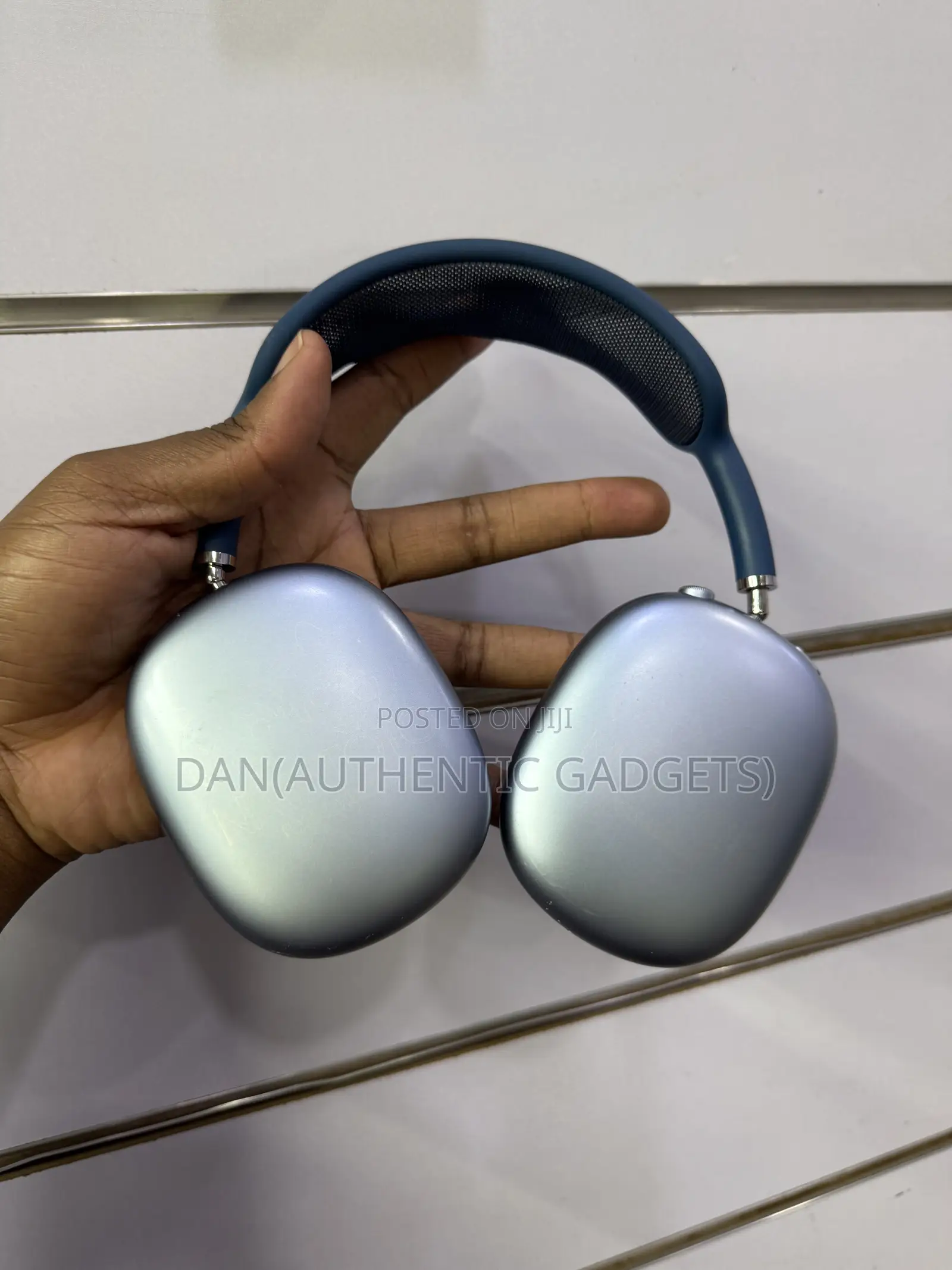 Usa  Model Airpods Max Blue in Very Good Condition