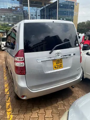Toyota Noah 2010 Silver